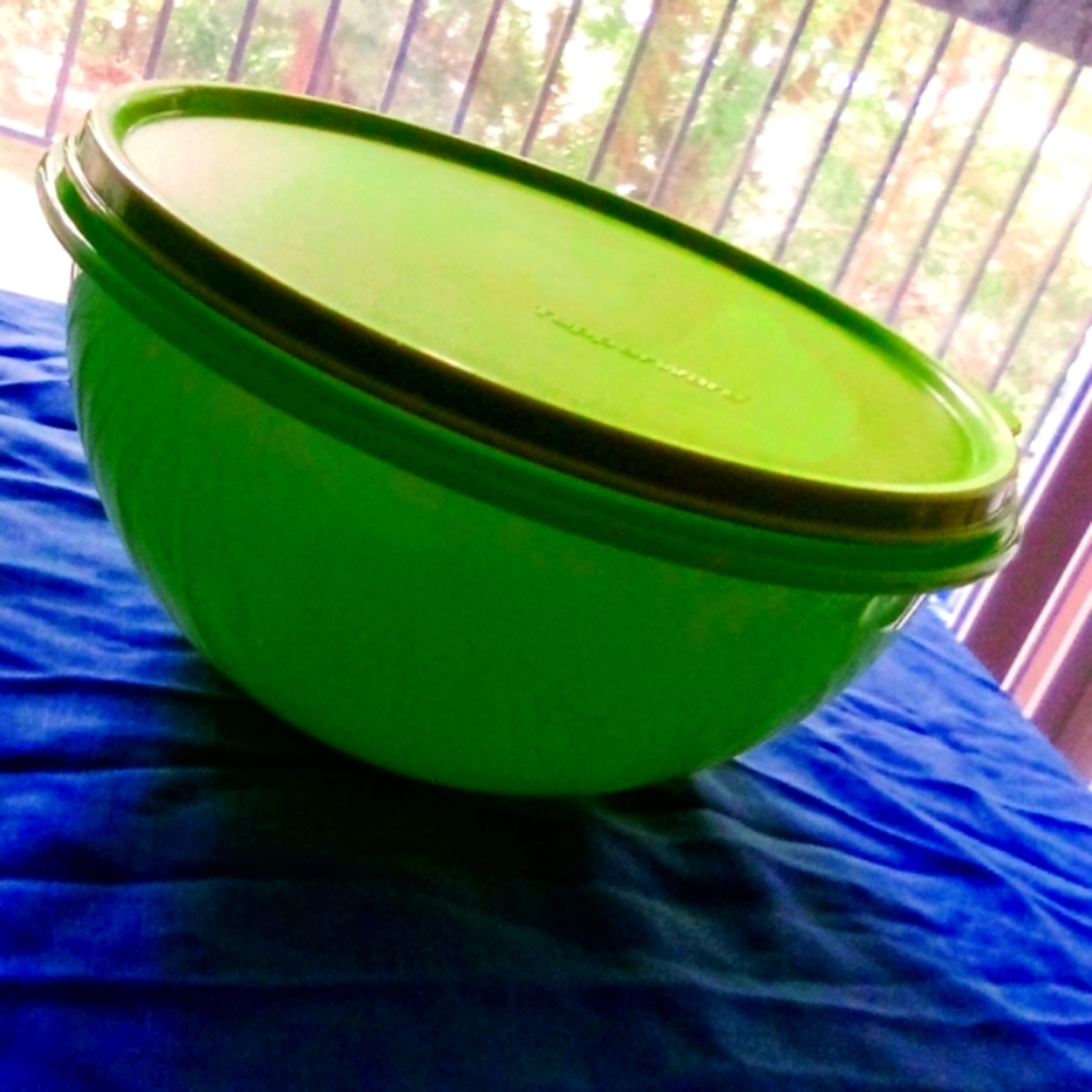 **BRAND NEW** TUPPERWARE'S EMERALD MEDIUM WONDERLIER BOWL! 💚💚💎💚💚